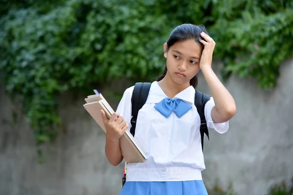 Una adolescente preocupada estudiante escuela chica — Foto de Stock