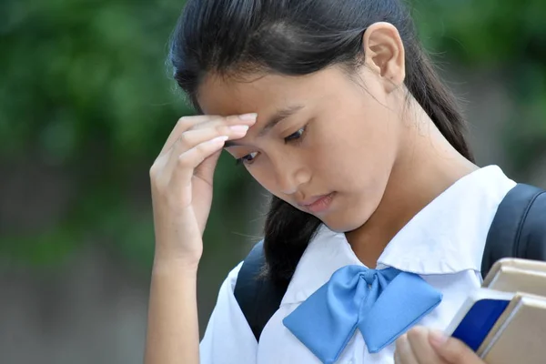 Bonito Minoria Estudante feminino e tristeza — Fotografia de Stock