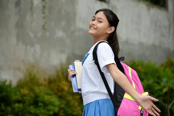 Молодая филиппинка студентка и счастье — стоковое фото