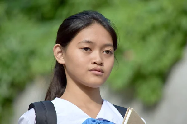 Una giovane studentessa di minoranza non emotiva — Foto Stock