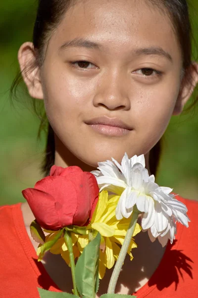 Серьёзная молодая филиппинка с цветами — стоковое фото