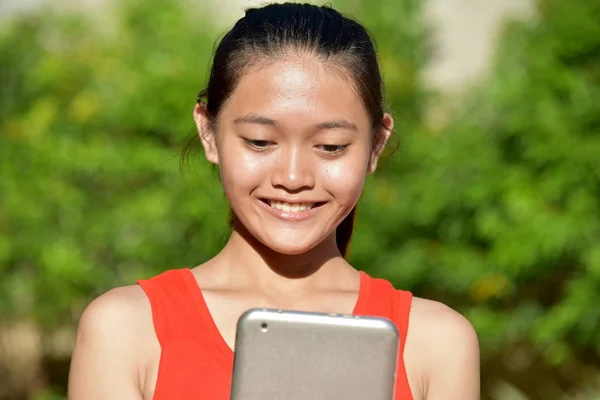 Sonriendo linda chica asiática con la tableta —  Fotos de Stock