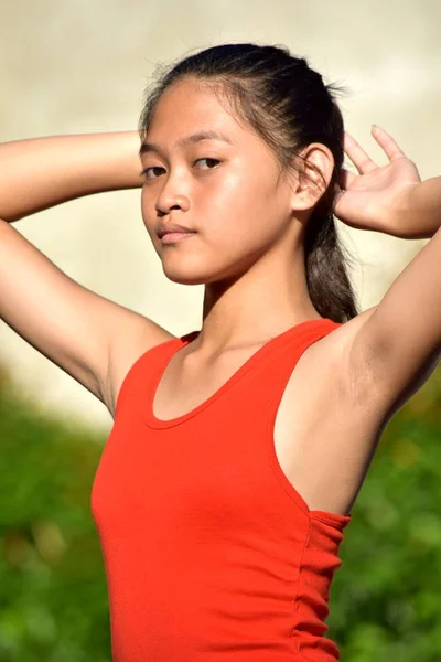Filipinli Genç Bir Kız Pozisyonu — Stok fotoğraf