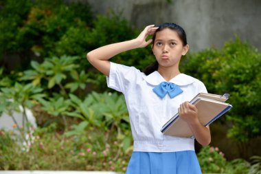 Liseli Kız ve Okul Kitaplarıyla Karışıklık