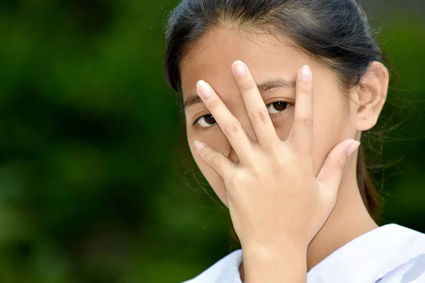 臆病な若々しいフィリピンのティーンエイジャーの女の子 — ストック写真