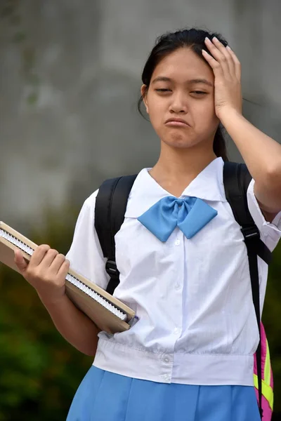 Kafası Karışık Sevimli Azınlık Kız Öğrencisi — Stok fotoğraf