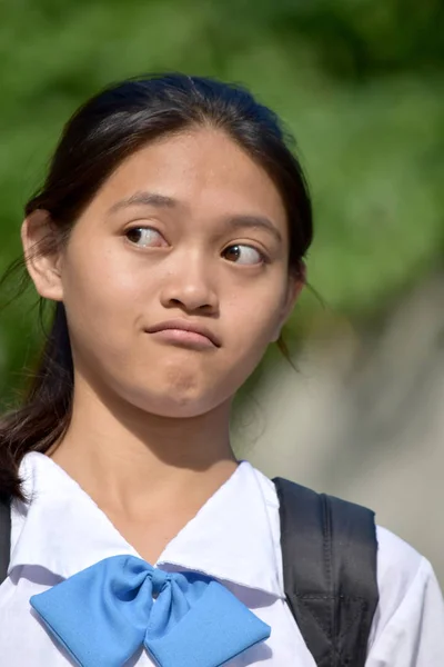 Filipina tiener student school meisje en besluiteloosheid — Stockfoto