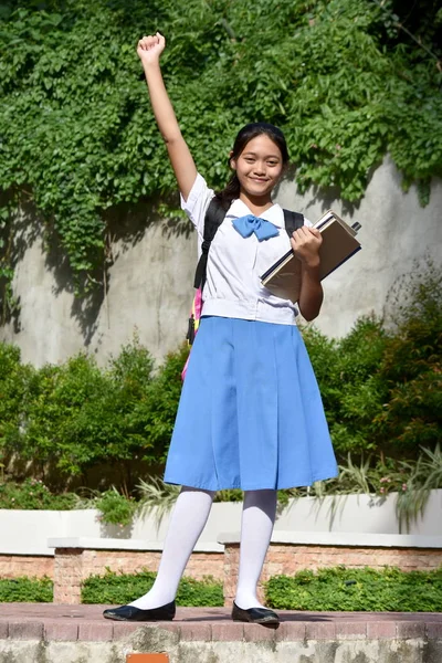 En söt Filipina School Girl vinnare — Stockfoto