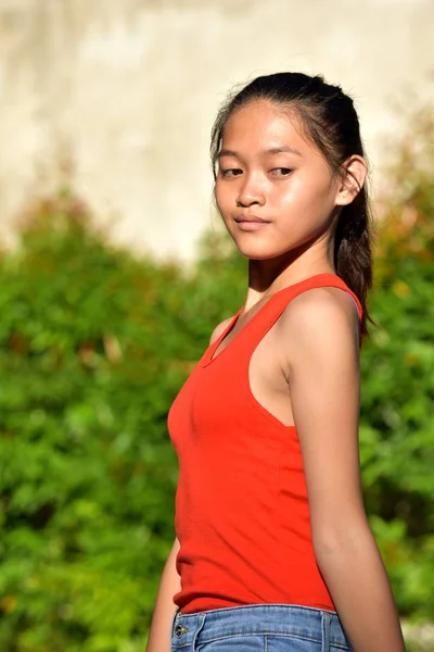 Uma menina adolescente séria — Fotografia de Stock