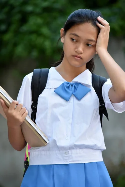 Een zorgelijke aziatische meisje student — Stockfoto
