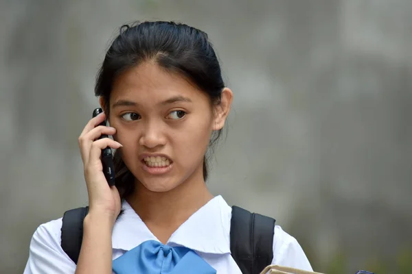 Lány diák használ sejt telefon és boldogtalan — Stock Fotó