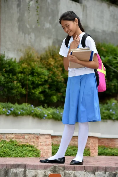 可爱的亚洲学校女生与感激之情 — 图库照片