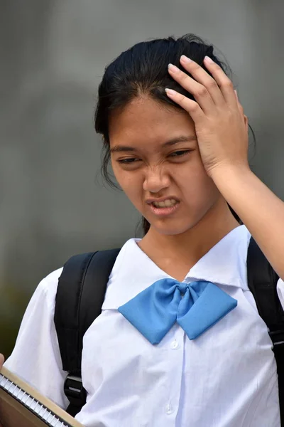 Een Filippijnse studente en verwardheid — Stockfoto