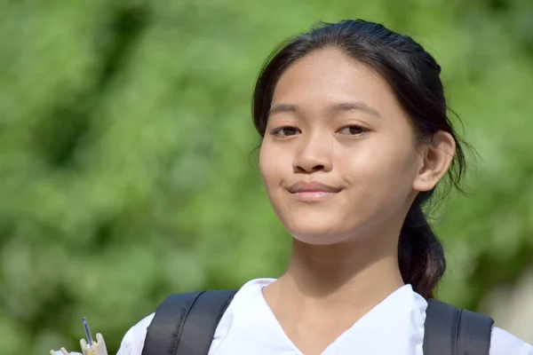 Una giovane studentessa filippina seria — Foto Stock
