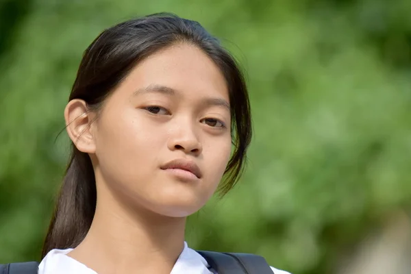 Uma menina da escola de minoria juvenil sem emoção — Fotografia de Stock