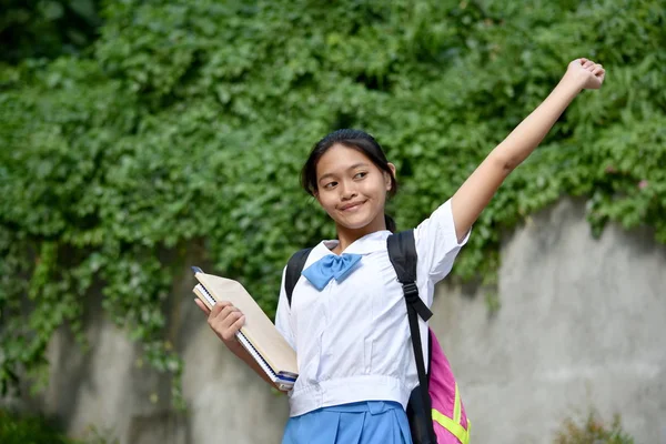 青年少数民族学校女生与幸福 — 图库照片