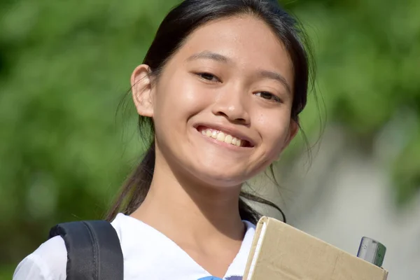 Μια Νεανική Διαφορετική Μαθήτρια Χαμογελάει — Φωτογραφία Αρχείου