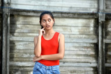 Diş ağrısı olan genç ve çeşitli bir kız.