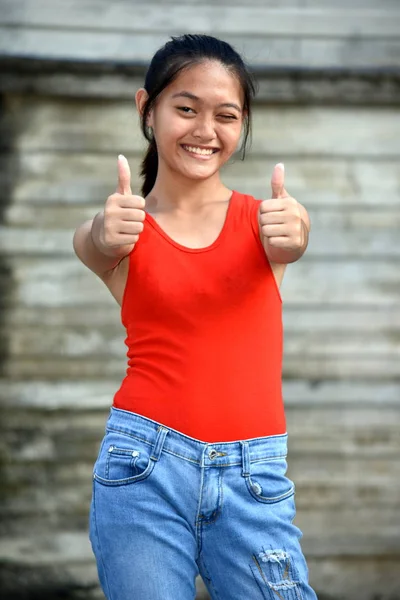 Ein Teenager-Mädchen mit erhobenen Daumen — Stockfoto