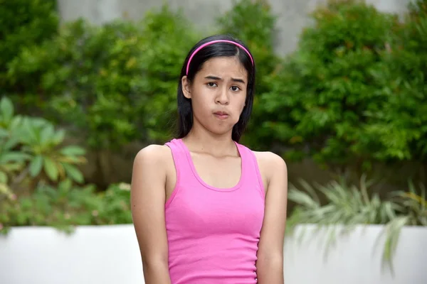 Una hermosa chica filipina y la confusión —  Fotos de Stock