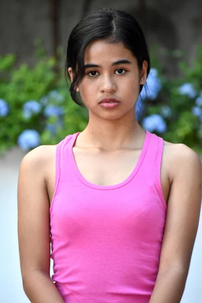 Une adolescente philippine sérieuse — Photo