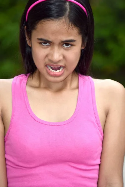 Endişeli Güzel Filipinli Genç Bir Kadın — Stok fotoğraf
