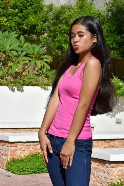 Un ammiccante bella filippina adolescente — Foto Stock