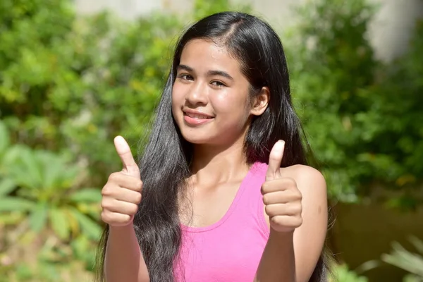 Mladistvá Asijská samice s palcem nahoru — Stock fotografie