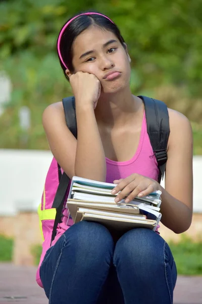Βαρετή Φιλιππινέζα φοιτήτρια με βιβλία. — Φωτογραφία Αρχείου