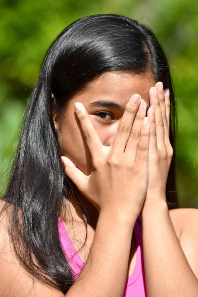 Uma jovem filipina vergonhosa — Fotografia de Stock