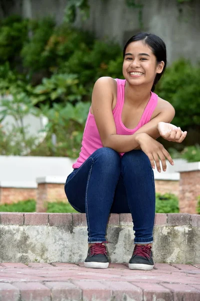 Uma mulher asiática bonita sorrindo — Fotografia de Stock