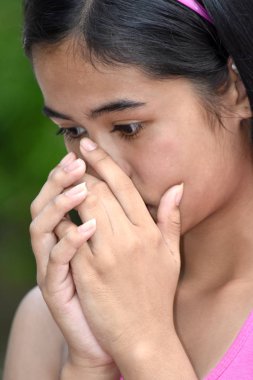 Mutsuz bir genç bayan genç kız.