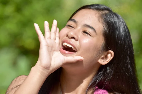 Uma bela juventude filipina cantando — Fotografia de Stock