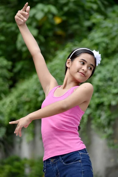 Cute mniejszości dziewczyna taniec — Zdjęcie stockowe
