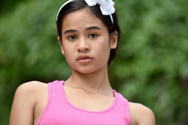 Ciddi Bir Genç Çeşitli Kız