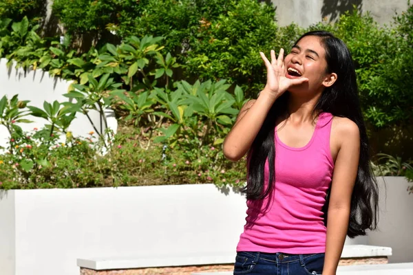 Uma menina adolescente minoritária cantando — Fotografia de Stock