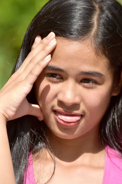 Eine junge philippinische weibliche schlechte Gesundheit — Stockfoto