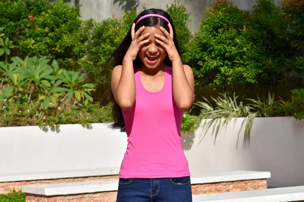 Una filippina giovanissima ragazza sotto stress — Foto Stock