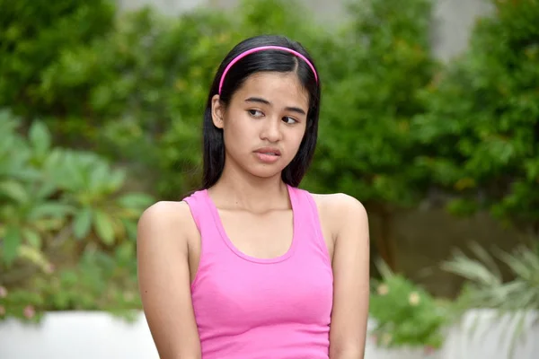 Una infeliz linda filipina chica — Foto de Stock