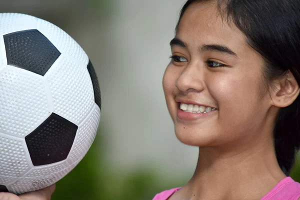 Filippina giovanissima atleta donna calcio giocatore sorridente con calcio palla — Foto Stock