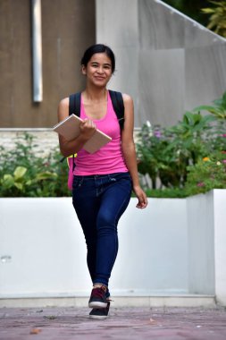 Okul Kitapları ile İnce Çeşitli Okul Kız