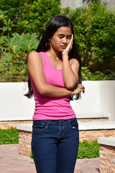Eine müde philippinische weibliche Jungfer — Stockfoto
