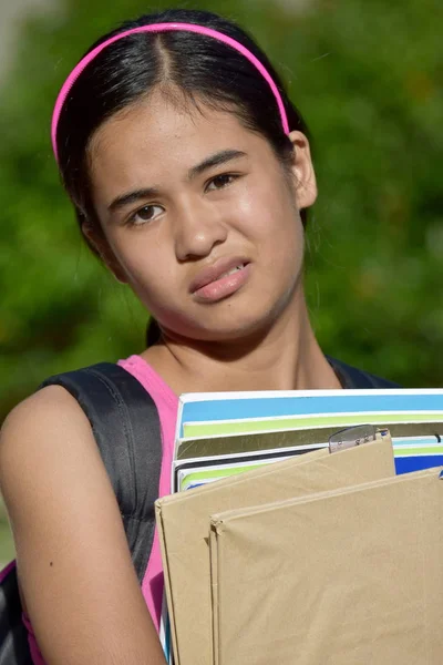 Confus jolie fille étudiant avec des manuels scolaires — Photo