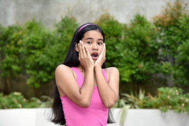 Bir Shocked Beautiful Kadın Youngster