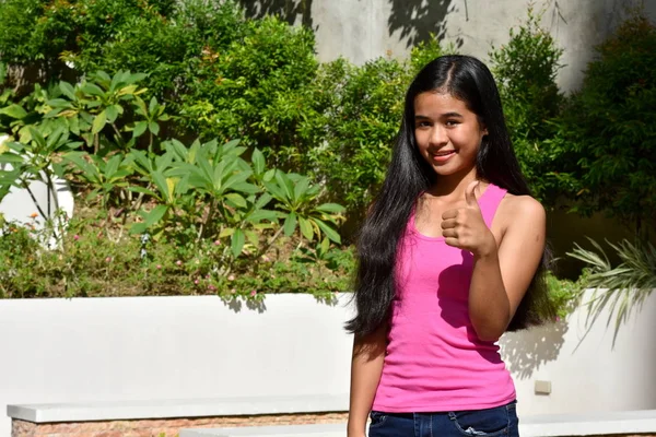 亚洲女青年竖起大拇指 — 图库照片