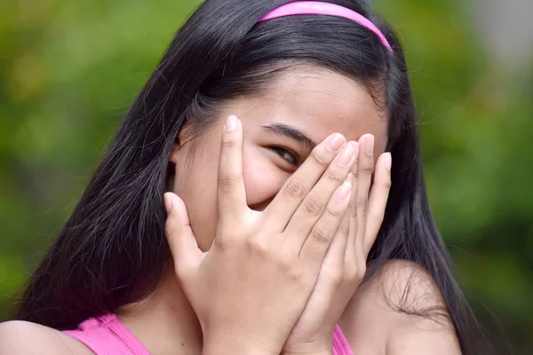 Uma jovem timida Filipina adolescente menina — Fotografia de Stock