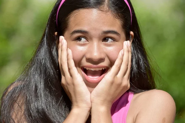 Eine überraschte süße filipina weibliche Youngster — Stockfoto