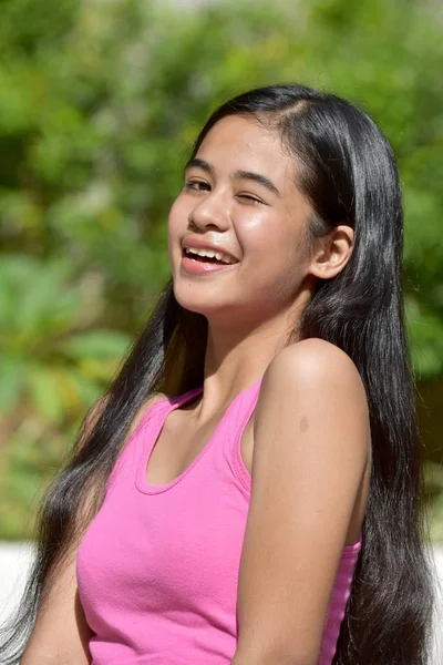 Ein süßes asiatische Teenager Mädchen zwinkert — Stockfoto