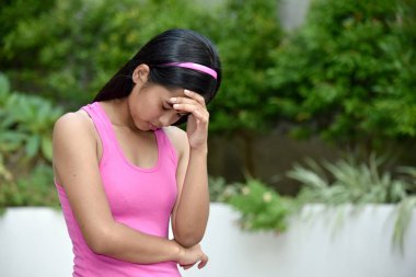 Endişeli bir genç Asyalı kişi