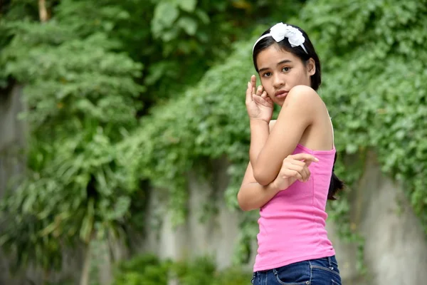 En blyg ung minoritet tonårs hona — Stockfoto